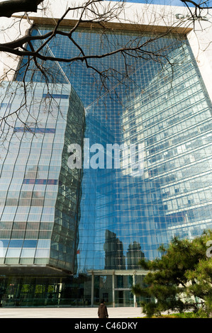 Nuovo Poly Plaza, il più grande del mondo di facciata di vetro, dai grattacieli Skidmore Owings & Merrill, 2007, Dongcheng District, Pechino, Cina, Asia. Foto Stock