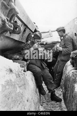 I soldati tedeschi a mangiare in una trincea, 1943 Foto Stock