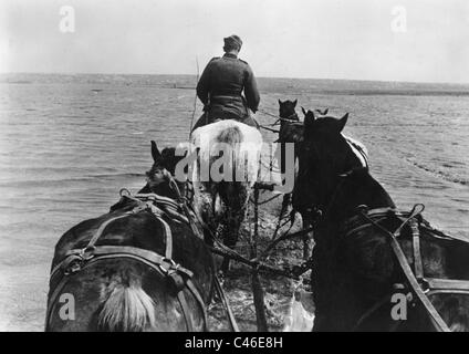 La seconda guerra mondiale: fangoso e strade polverose e piste Foto Stock