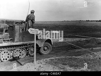 La seconda guerra mondiale: fangoso e strade polverose e piste Foto Stock