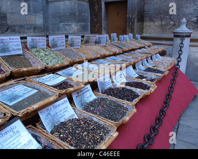 Le partite di spezie ed erbe su una bancarella di strada in Granada, Spagna. Foto Stock