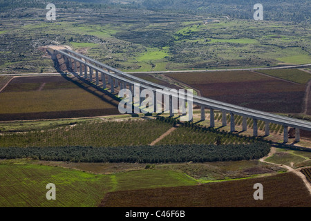 Fotografia aerea di un imponente ponte del treno in pianura Foto Stock