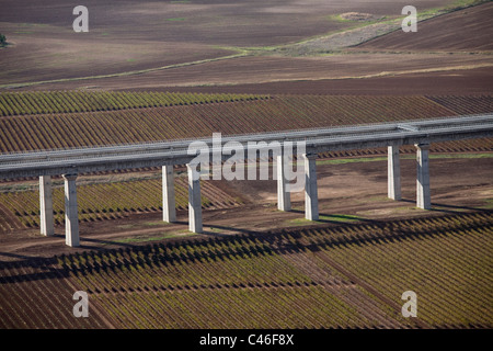 Fotografia aerea di un imponente ponte del treno in pianura Foto Stock