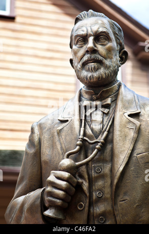 Una statua del Dottor Giovanni S. Helmcken da Armando Barbon è tra Helmcken House e St. Ann's Schoolhouse nel centro di Victoria. Foto Stock