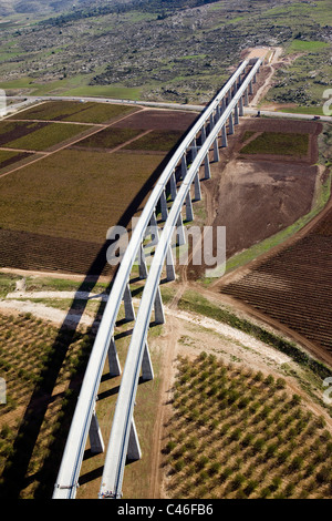 Fotografia aerea di un imponente ponte del treno in pianura Foto Stock