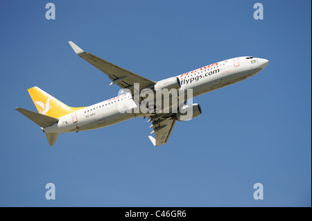 Aereo Boeing 737 della compagnia aerea turca Pegasus al decollo dall'aeroporto di Monaco di Baviera in Germania Foto Stock