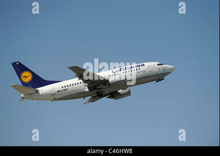 Aereo Boeing 737-500 della compagnia aerea tedesca Lufthansa al decollo dall'aeroporto di Monaco di Baviera in Germania Foto Stock