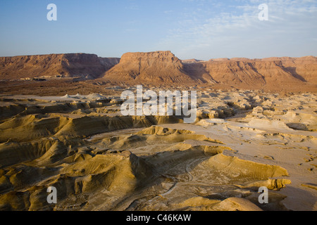 Altitudine bassa vista del sito archeologico di Masada nel deserto della Giudea Foto Stock