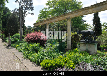 Iford Manor & Gardens, Bradford-on-Avon, Wiltshire. Premiato di grado I giardino all'italiana. Foto Stock