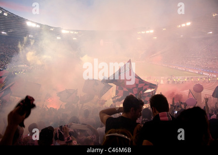 Palermo i tifosi di calcio allo stadio Olimpico di Roma per le finali di Coppa Italia contro Inter e Milan Foto Stock