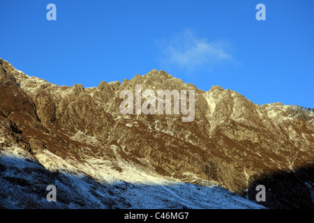 Aonach Eagach Ridge in Glen Coe contro un cielo blu Foto Stock