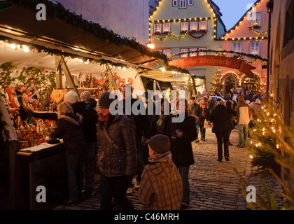 Vecchia città medievale di Rothenburg ob der Tauber in Germania, in Baviera, con edifici storici durante il mercatino di natale a sera Foto Stock