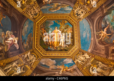Immagine astratta di un soffitto dipinto nel Museo del Vaticano, Roma, Italia Foto Stock