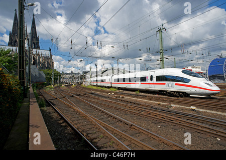 Inter-City treni passeggeri lasciare Colonia stazione ferroviaria principale, Germania. Foto Stock