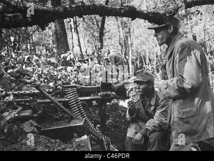 Soldati manning una mitragliatrice in anticipo nelle montagne del Caucaso, durante la Seconda Guerra Mondiale, 1942 (foto b/n) Foto Stock