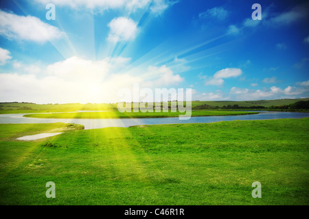 Il sorgere del sole al di sopra di un bellissimo campo in campagna Foto Stock