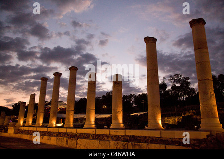 Fotografia delle rovine della città romana di Beit Shean nella valle del Giordano Foto Stock