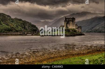 HDR cattura di Eilean Donan Castle, vicino Dornie, regione delle Highlands, Scozia Foto Stock