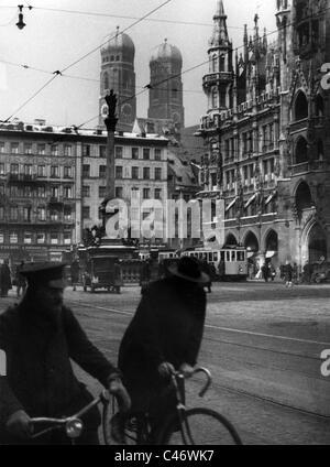 Le torri della Frauenkirche e il Neue Rathaus a Monaco di Baviera, 1931 Foto Stock