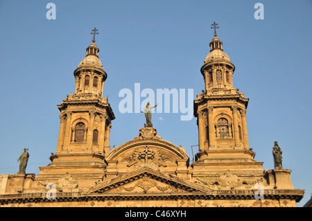 Blue sky Luna di mattina visualizza ornato campanili e statue Vergine Maria Nascente facciata del tetto della Cattedrale Metropolitana di Santiago del Cile Foto Stock