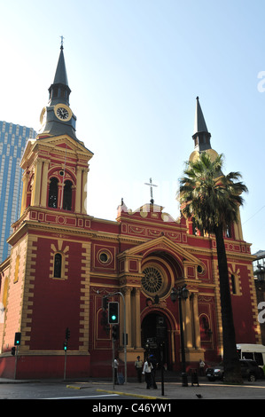 Blue sky mattina ritratto rosso mattone giallo ornato campanili Facciata chiesa Basilica de la Merced, centro di Santiago. Cile Foto Stock