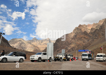 Andean Mountain View dalla corsia degli autobus di vetture argentino accodamento di avvicinamento confine cileno Post, Ruta 7, Uspallata Pass, Argentina Foto Stock