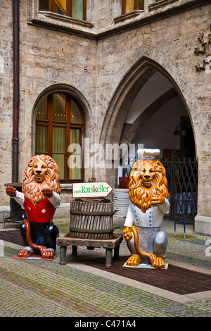 Un segno di direzione al ristorante Ratskeller di Monaco di Baviera è il Municipio, Germania Foto Stock