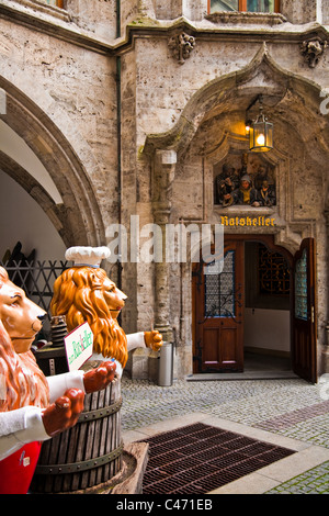 Suadente guida lions i turisti al Ratskeller a Monaco di Baviera, Germania Foto Stock