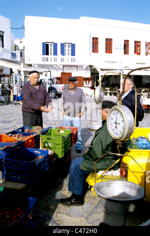 Agricoltori e pescatori vendere verdure locali e pesce al vecchio mercato della città di Mykonos in Grecia Foto Stock