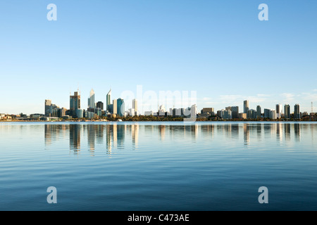 Vista sul Fiume Swan per lo skyline della citta'. Perth, Western Australia, Australia Foto Stock