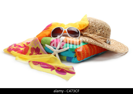 Spiaggia accessori--cappello di paglia,scialle,occhiali da sole e la salvietta isolati su sfondo bianco. Foto Stock