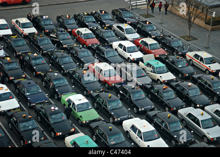 I taxi in attesa di passeggeri alla stazione ferroviaria taxi stand a Kyoto, Giappone Foto Stock