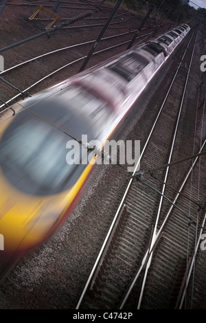 Vergine treno pendolino sulla velocità di west coast mainline, Scozia Foto Stock