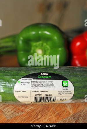 Un cetriolo provenienti dalla Spagna hanno acquistato da Asda catena di supermercati in Gran Bretagna . Foto Stock