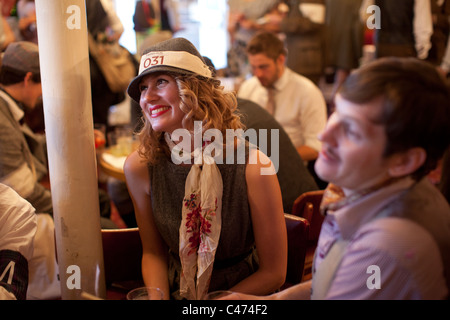 La Tweed Run, Londra, UK, 11 Aprile 2011: i partecipanti rilassarsi presso la corsa fine a Hackney Foto Stock