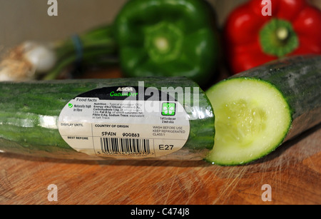 Un cetriolo provenienti dalla Spagna hanno acquistato da Asda catena di supermercati in Gran Bretagna . Foto Stock