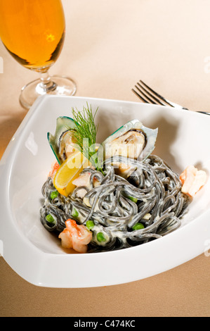 Piatti a base di frutti di mare freschi nero seppia coulored spaghetti tipico cibo italiano Foto Stock