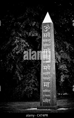 Om e Sanscrito sulla pace Obelisco a Waterperry giardini, Wheatley, Oxfordshire, Regno Unito. Monocromatico Foto Stock