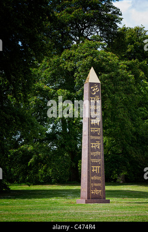 Om e Sanscrito sulla pace Obelisco a Waterperry giardini, Wheatley, Oxfordshire. Regno Unito Foto Stock