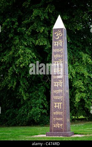 Om e Sanscrito sulla pace Obelisco a Waterperry giardini, Wheatley, Oxfordshire. Regno Unito Foto Stock