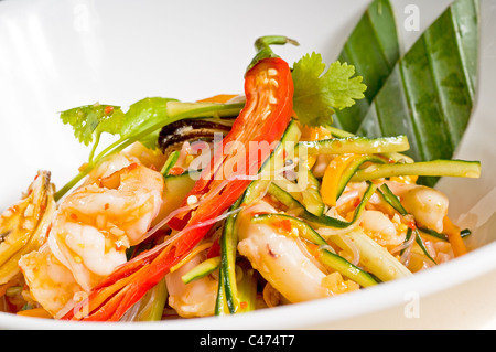 Pesce fresco stile thai con insalata di spaghetti di vetro su una ciotola close up Foto Stock