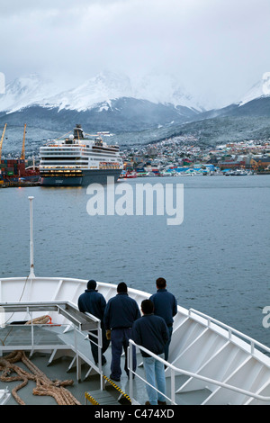 Equipaggio in attesa sulla prua di una nave per le spedizioni che arrivano in Ushuaia, Argentina Foto Stock