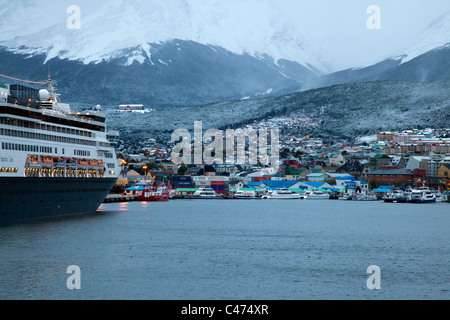 Arrivando a sud del porto di Ushuaia, Argentina, con la nave in prima serata. Foto Stock