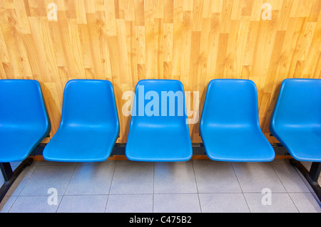 Vista di un gruppo di blu sedie di plastica rivestita Foto Stock