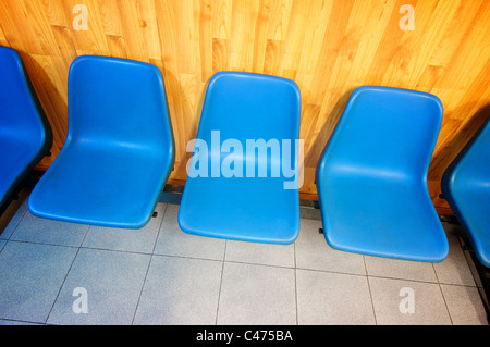 Vista di un gruppo di blu sedie di plastica rivestita Foto Stock