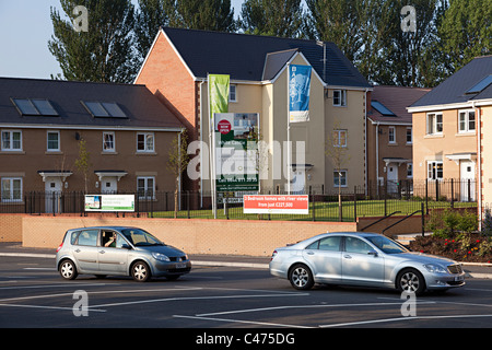 Barratt nuove case con pannelli solari sui tetti accanto ad una strada trafficata Abergavenny Wales UK Foto Stock