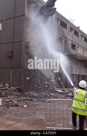 Il lavoro ha iniziato a demolire gli anni settanta Heygate Estate in Elephant & Castle, Londra a fare la strada per un nuovo sviluppo. Foto Stock