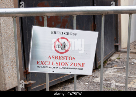 Il lavoro ha iniziato a demolire gli anni settanta Heygate Estate in Elephant & Castle, Londra a fare la strada per un nuovo sviluppo. Foto Stock