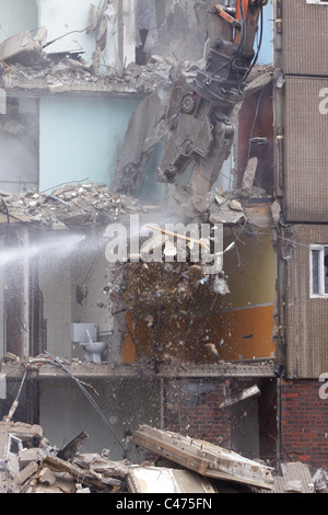 Il lavoro ha iniziato a demolire gli anni settanta Heygate Estate in Elephant & Castle, Londra a fare la strada per un nuovo sviluppo. Foto Stock