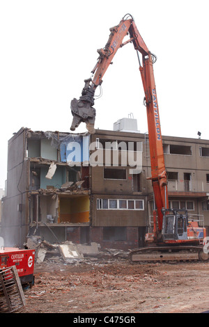 Il lavoro ha iniziato a demolire gli anni settanta Heygate Estate in Elephant & Castle, Londra a fare la strada per un nuovo sviluppo. Foto Stock